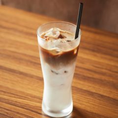 Iced Caffe Latte〈アイスカフェラテ〉　￥400
